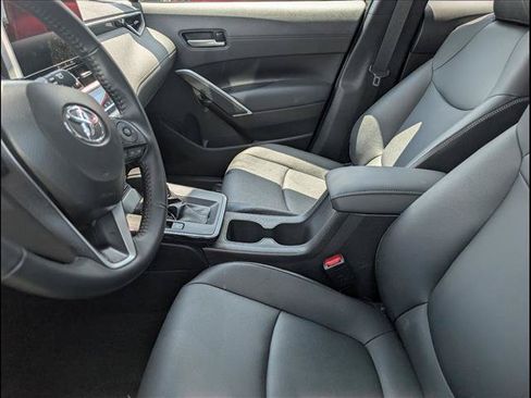 Used 2026 Toyota Corolla Cross XLE FWD image 7