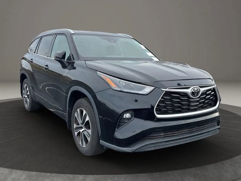Used 2022 Toyota Highlander XLE AWD/4WD image 2