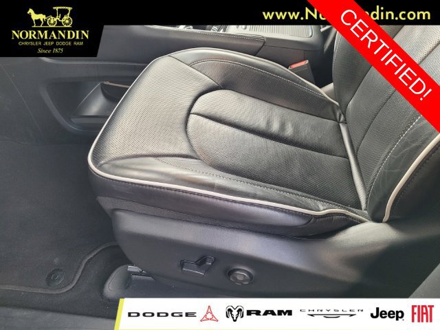 Certified 2025 Chrysler Pacifica Limited FWD image 16