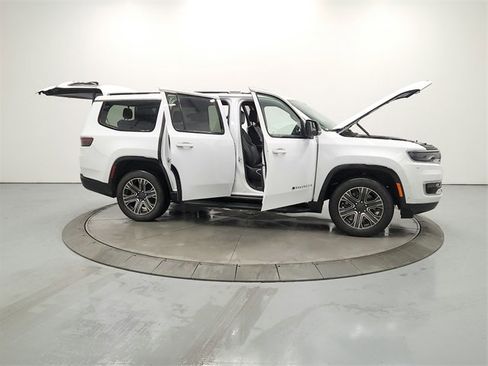 Used 2024 Jeep Wagoneer Series II w/ Flexible Seating Group image 16