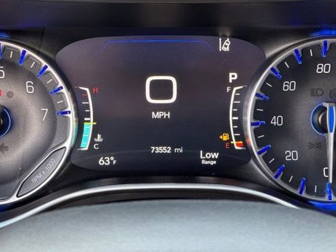 Used 2023 Chrysler Pacifica Touring-L image 28