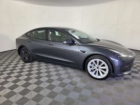 Used 2023 Tesla Model 3 Standard Range image 4
