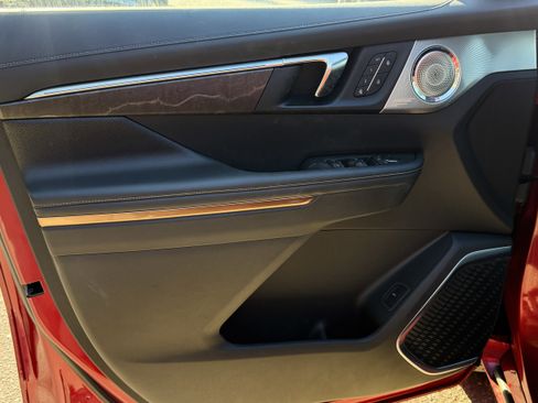 Used 2025 Buick Enclave Avenir w/ Super Cruise Package image 5