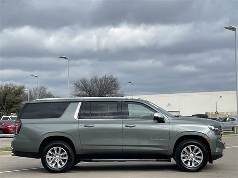Used 2023 Chevrolet Suburban Premier image 3