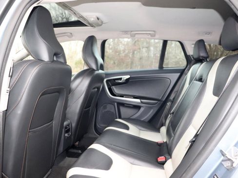 Used 2017 Volvo V60 T5 Cross Country w/ Climate Package image 27