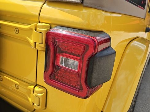 Used 2021 Jeep Wrangler Unlimited Sahara image 9