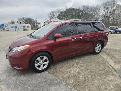 Used 2012 Toyota Sienna LE image 7