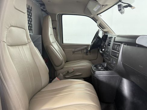 Used 2022 Chevrolet Express 3500 w/ Driver Convenience Package RWD image 13
