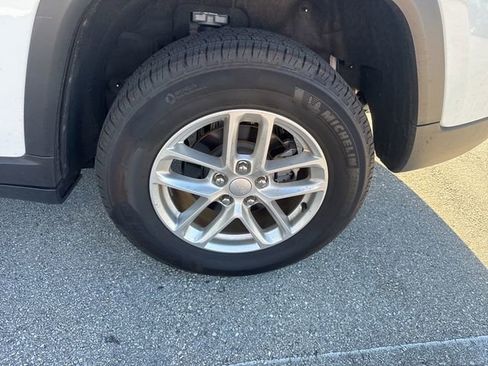 Used 2025 Jeep Grand Cherokee Laredo X image 11