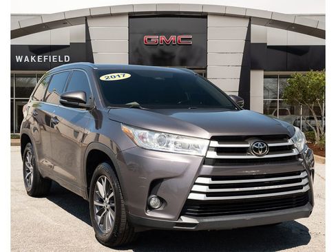 Used 2017 Toyota Highlander XLE FWD image 1