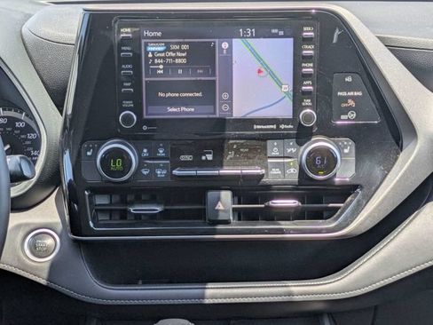 Used 2020 Toyota Highlander XLE AWD/4WD image 31