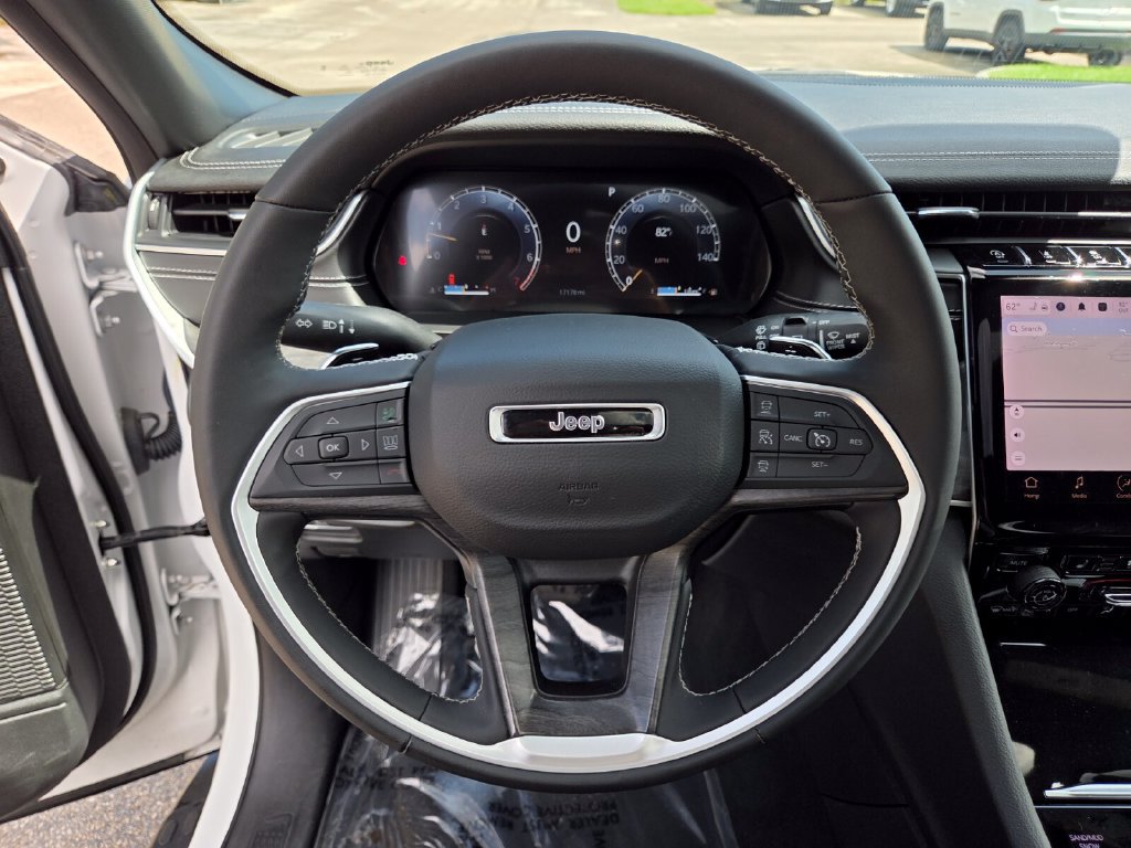 Used 2025 Jeep Grand Cherokee Limited w/ Luxury Tech Group II AWD/4WD image 33