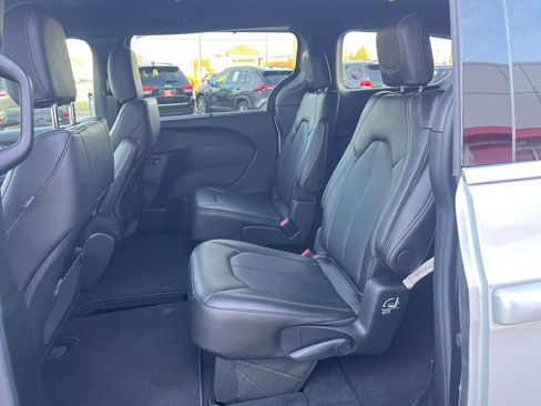 Used 2026 Chrysler Pacifica Select image 26