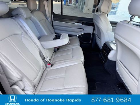 Used 2024 Jeep Wagoneer L Series II w/ Flexible Seating Group image 29