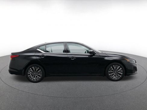 Used 2025 Nissan Altima 2.5 SV FWD image 10
