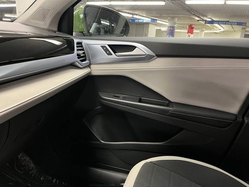 New 2025 Volkswagen Taos SE image 30