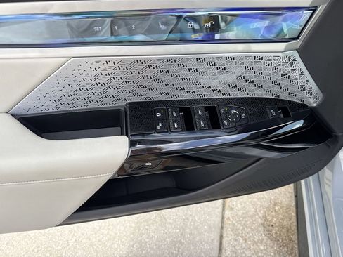 Used 2023 BMW 760i xDrive image 40