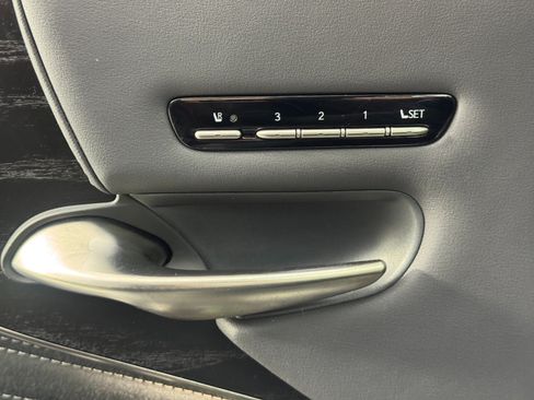Used 2021 Lexus LS 500 w/ Cold Weather Package (CK) RWD image 18