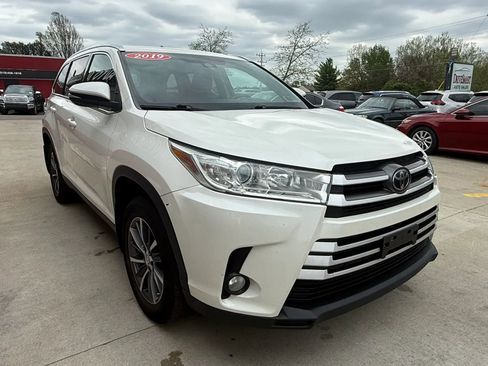 Used 2019 Toyota Highlander XLE image 2