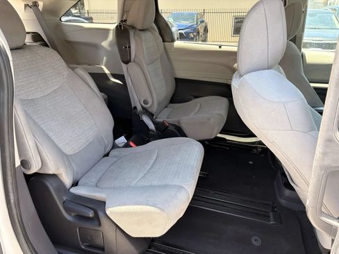 Used 2023 Toyota Sienna LE FWD image 7