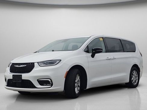 Used 2024 Chrysler Pacifica Touring-L FWD image 17