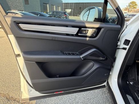 Used 2023 Porsche Cayenne Platinum Edition w/ Performance Package image 21