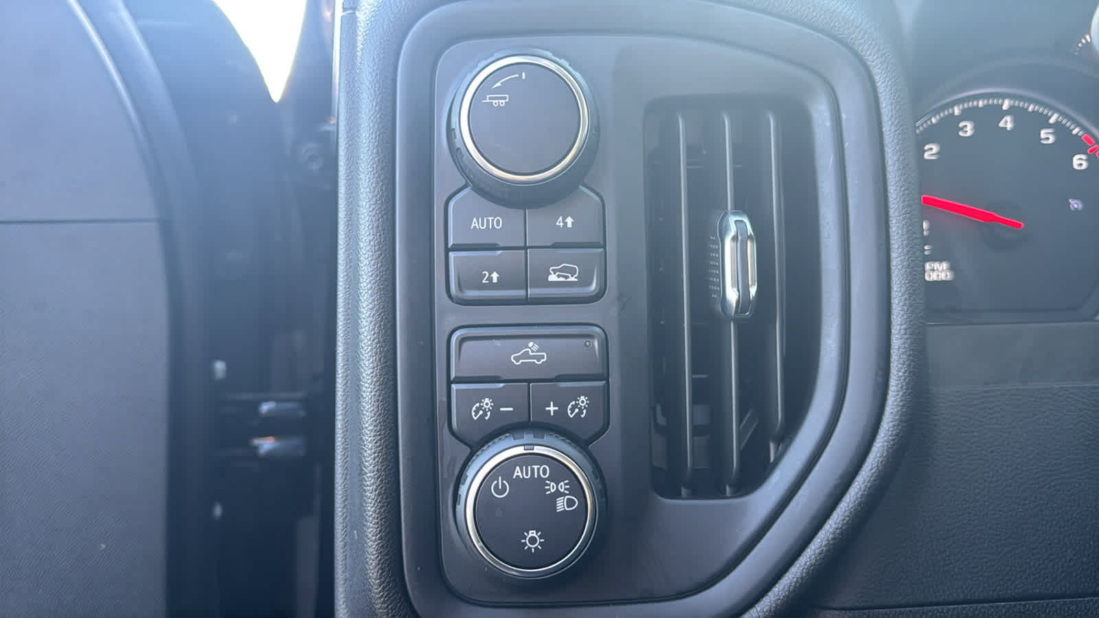 Used 2024 Chevrolet Silverado 1500 Custom w/ Dark Appearance Package AWD/4WD image 10