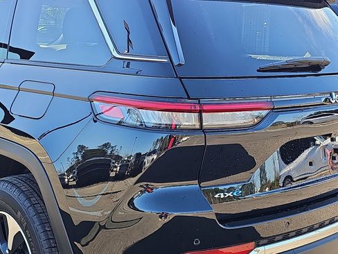 Used 2023 Jeep Grand Cherokee 4WD 4xe image 38