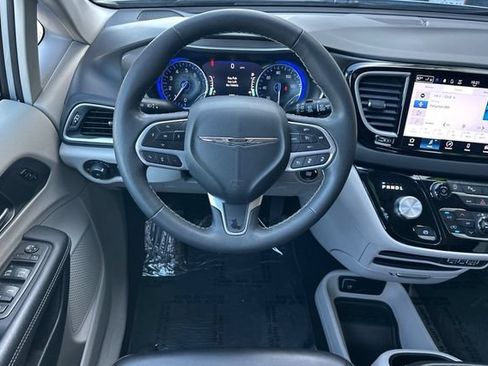 Used 2024 Chrysler Pacifica Touring-L FWD image 16