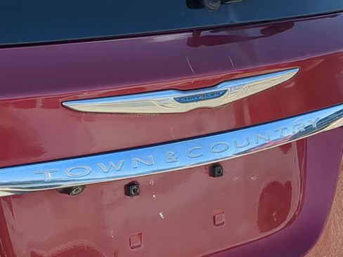 Used 2014 Chrysler Town & Country Touring image 13