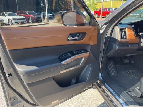 Used 2022 Nissan Pathfinder Platinum w/ Cargo Package image 5