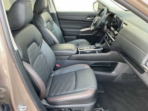 Used 2024 Nissan Pathfinder Platinum w/ Cargo Package AWD/4WD image 19