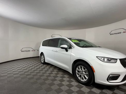 Used 2023 Chrysler Pacifica Touring-L image 2