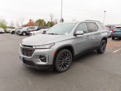 Used 2023 Chevrolet Traverse RS image 3