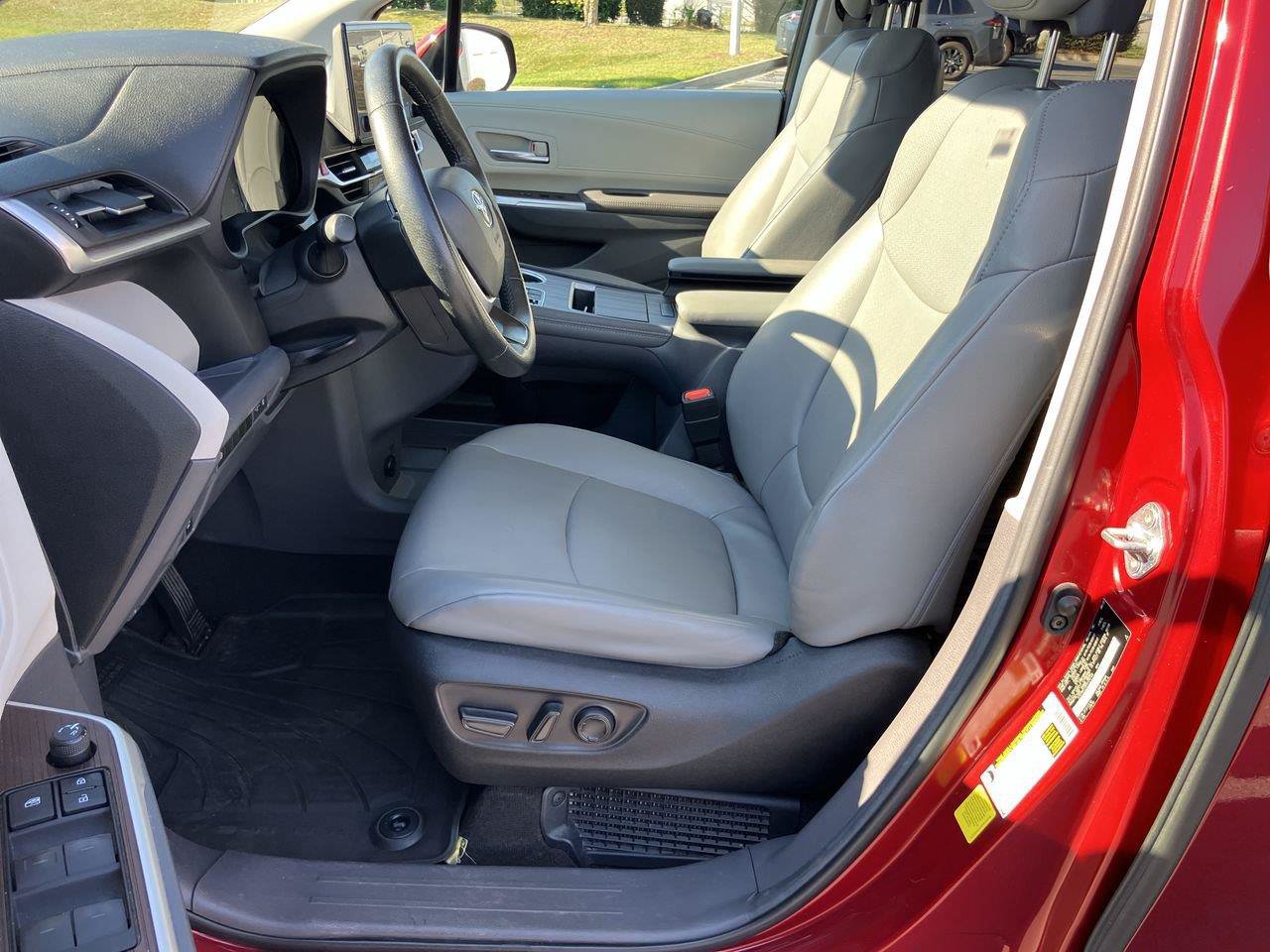 Used 2023 Toyota Sienna XLE FWD image 13