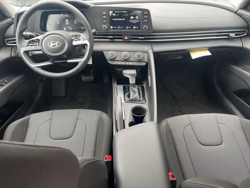 Used 2025 Hyundai Elantra SE image 24
