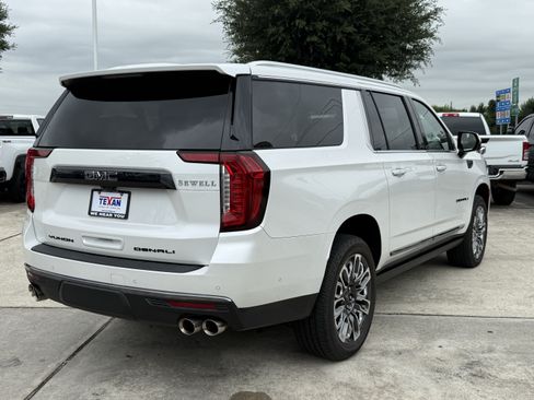 Used 2023 GMC Yukon XL Denali Ultimate AWD/4WD image 5