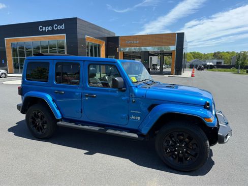 Used 2023 Jeep Wrangler Unlimited Sahara w/ Cold Weather Group AWD/4WD image 2