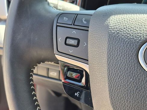 Used 2025 Toyota Camry SE w/ Convenience Package FWD image 10
