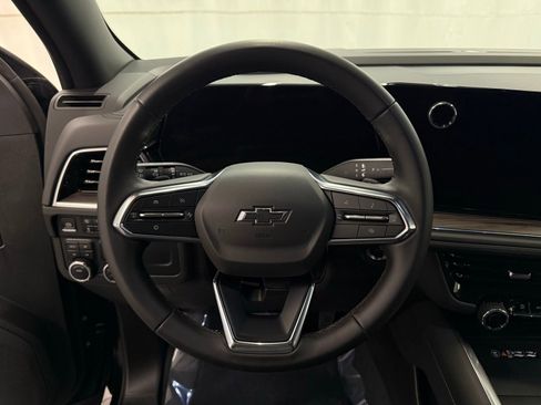 Used 2025 Chevrolet Suburban Z71 image 12