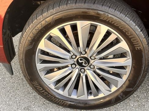 Certified 2025 INFINITI QX80 Sensory image 30