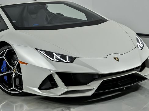 Used 2020 Lamborghini Huracan EVO image 3