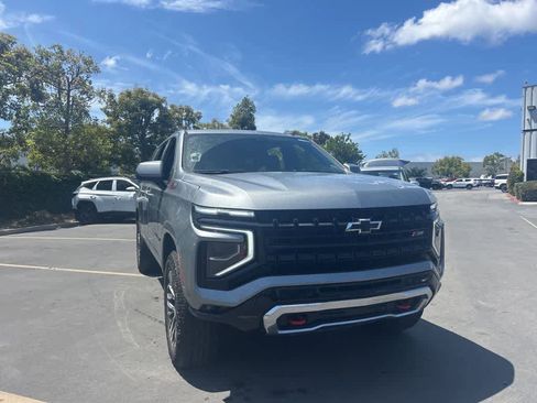 Used 2025 Chevrolet Suburban Z71 image 1