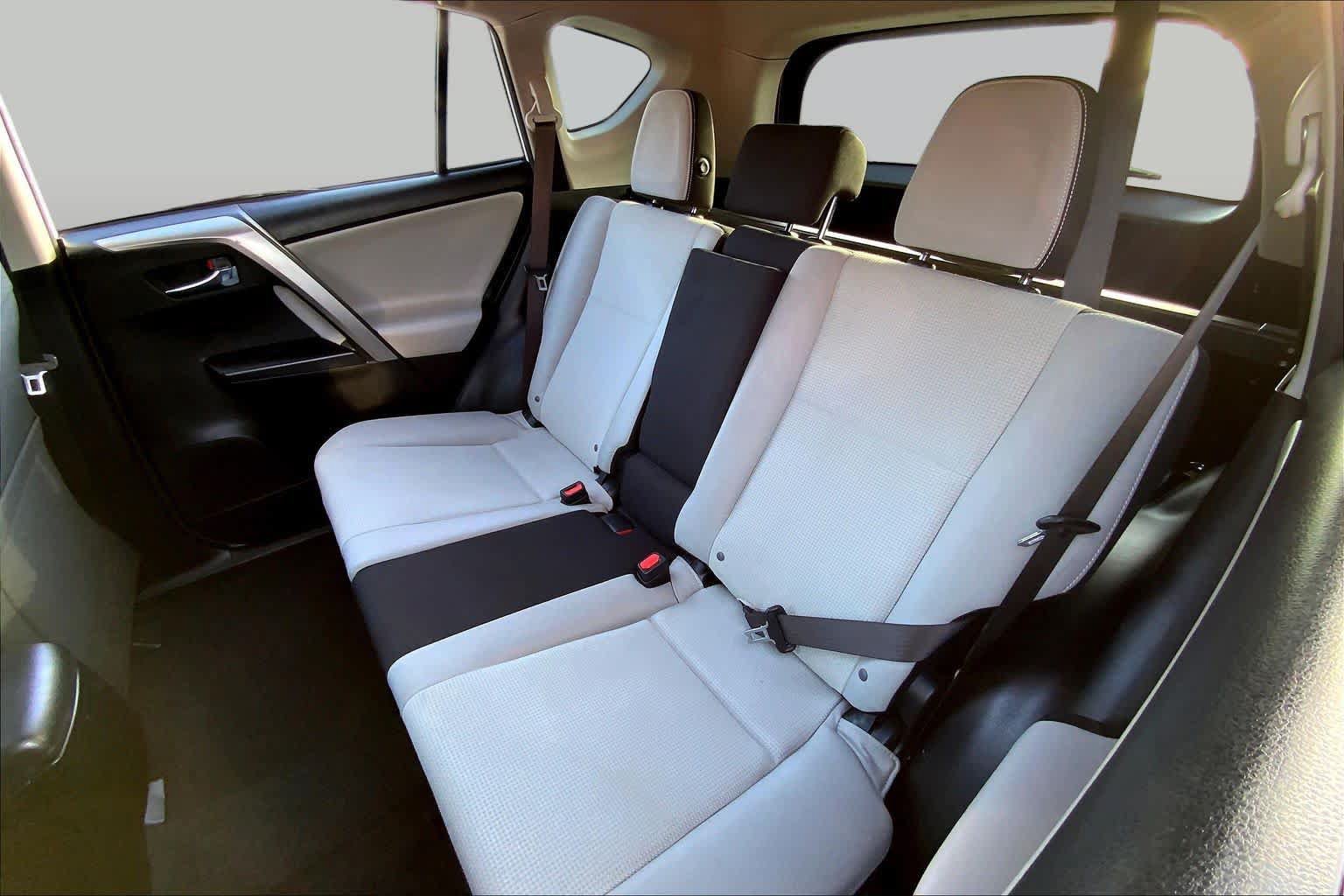 Used 2016 Toyota RAV4 XLE FWD image 18