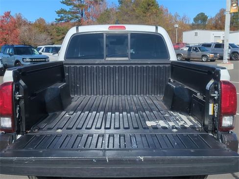Used 2022 Toyota Tacoma TRD Off-Road image 32
