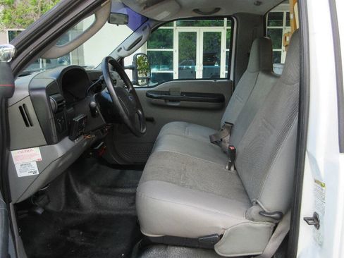 Used 2007 Ford F550 2WD Regular Cab Super Duty image 9