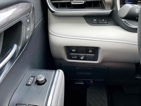 Used 2023 Toyota Highlander Limited FWD image 34