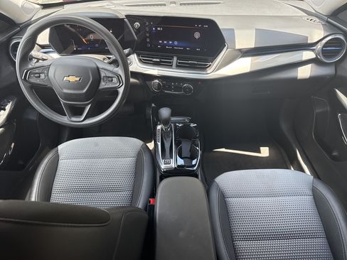 Used 2025 Chevrolet Trax LT FWD image 34