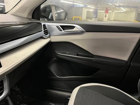 New 2025 Volkswagen Taos SE image 30