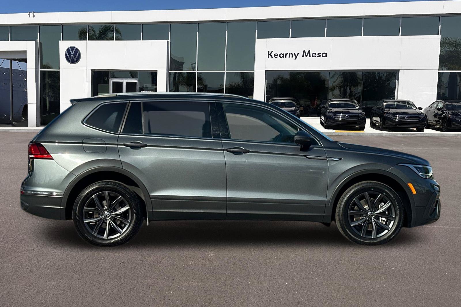 Used 2023 Volkswagen Tiguan SE FWD image 3
